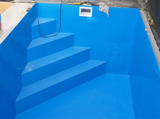 Rohové schody v obdélníkovém bazénu