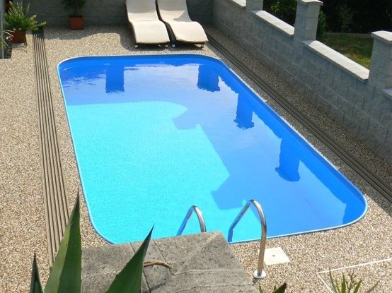 Zakulacený bazén s žebříkem
