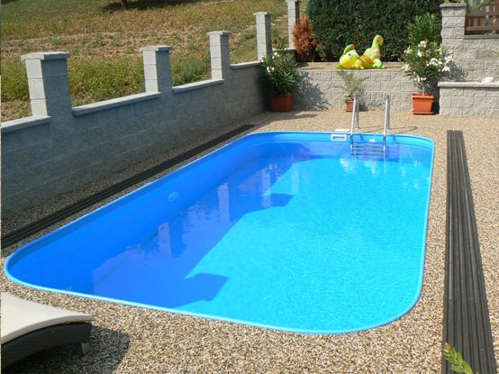 Modrý zaoblený bazén