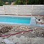 Dokončovací práce po usazení obdélníkového bazénu v šedé barvě
