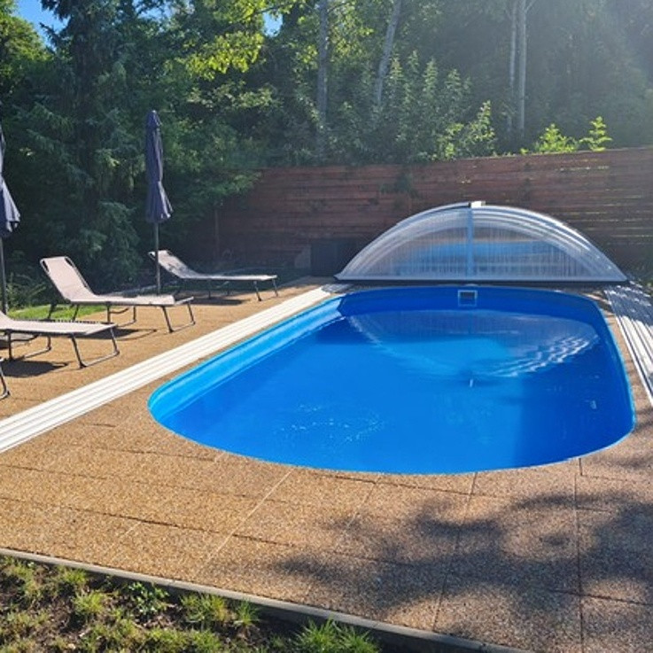 Modrý oválný bazén