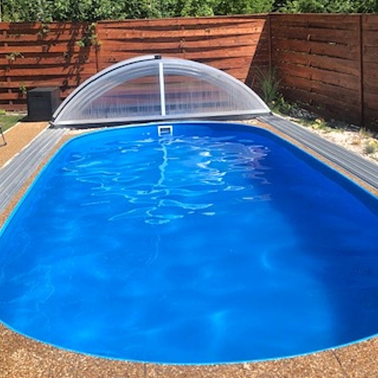 Oválný bazén v modré barvě, zastřešení Praktik