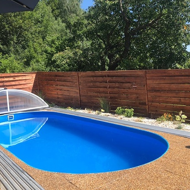 Oválný bazén v modré barvě