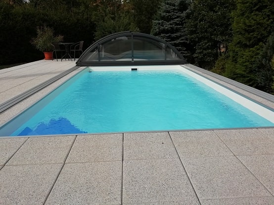 Bilý bazén, modré schodiště