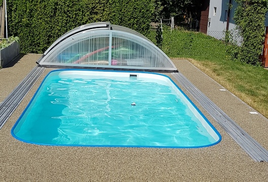 Bílý zaoblený plastový bazén do země s modrou lemovou trubkou