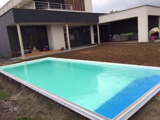 Bilý bazén s modrými nášlapy