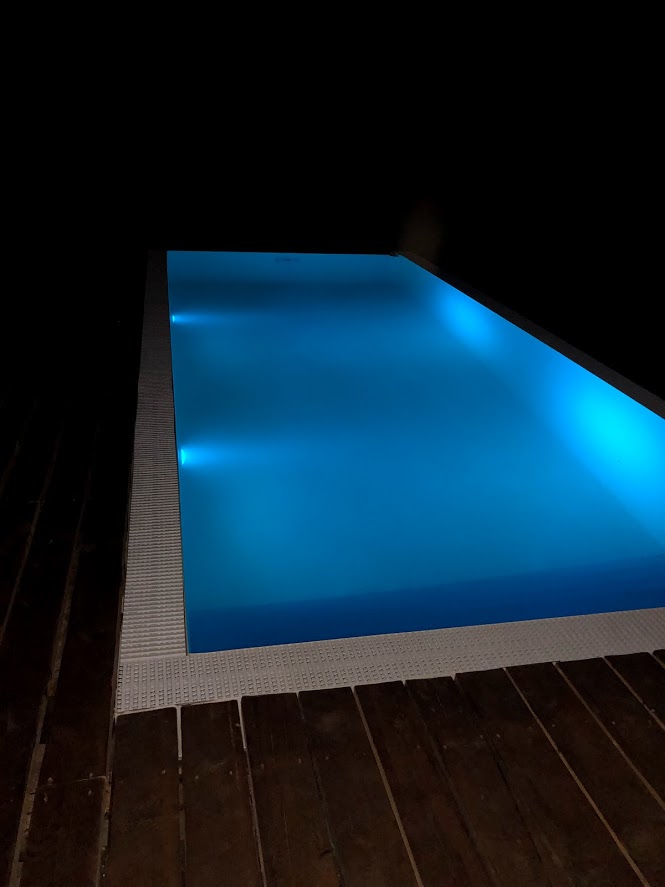 Přelivový bazén se světly v noci