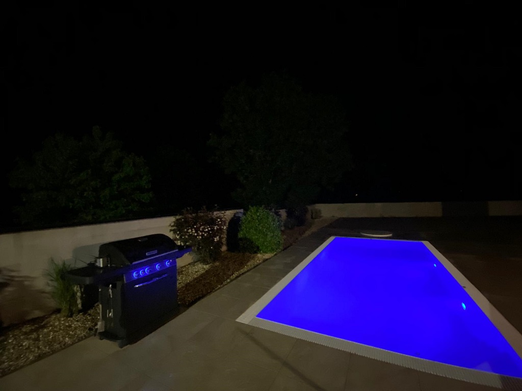 Osvětlený přelivový bazén